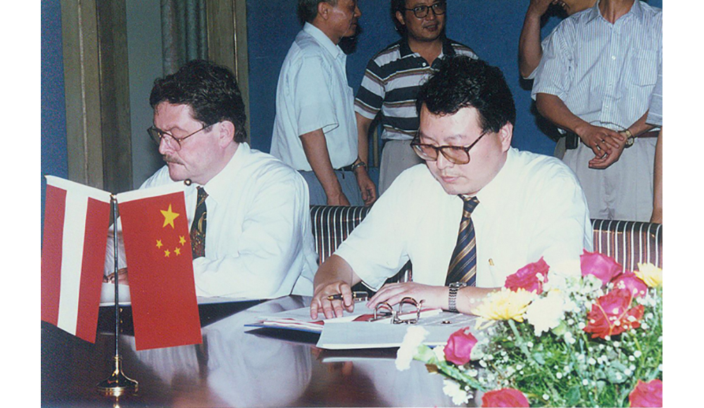1996年，公司代理國(guó)風(fēng)塑業(yè)引進(jìn)奧地利格瑞納公司設(shè)備項(xiàng)目簽約儀式現(xiàn)場(chǎng)