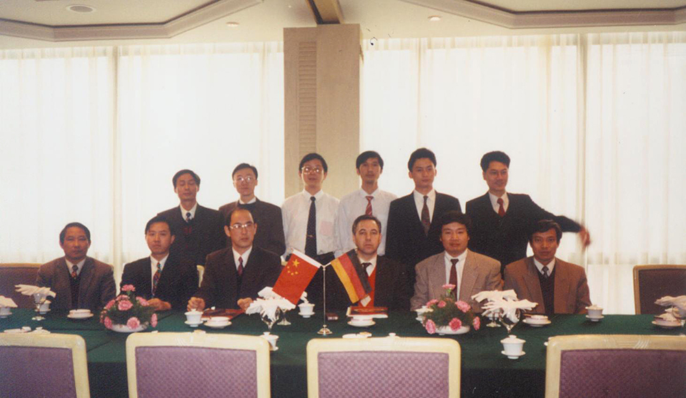 1993年12月，公司代理海螺水泥廠進(jìn)口項(xiàng)目簽約儀式現(xiàn)場(chǎng)