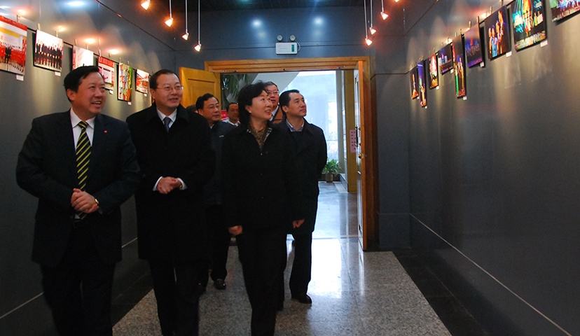 2011年2月，安徽省副省長(zhǎng)花建慧（前排右一）蒞臨我司視察指導(dǎo)